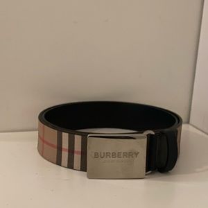 - Burberry plaque buckle vintage check leather belt